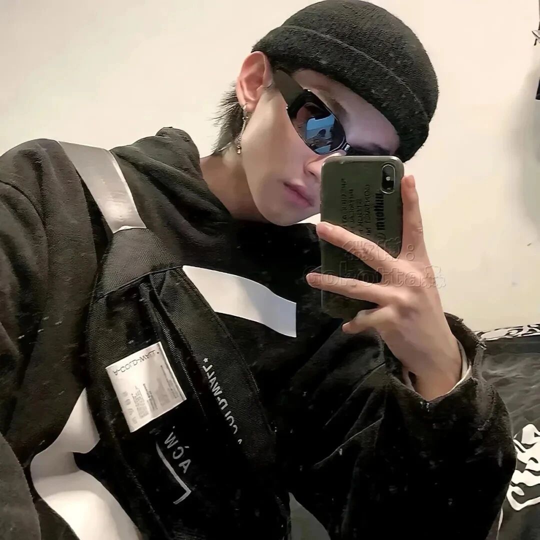 自拍手机墨镜痞帅男生头像