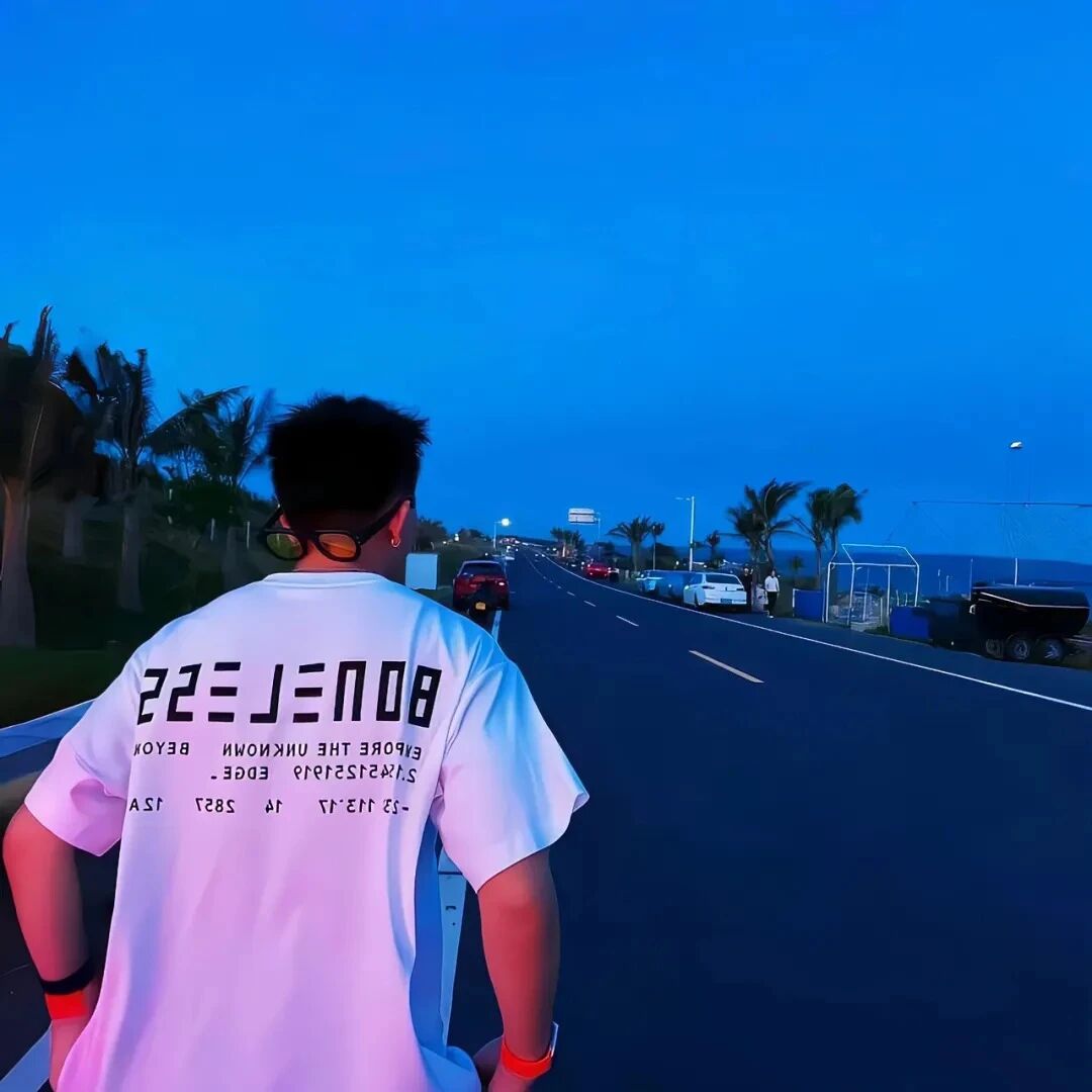 自由感背影不露脸男生头像