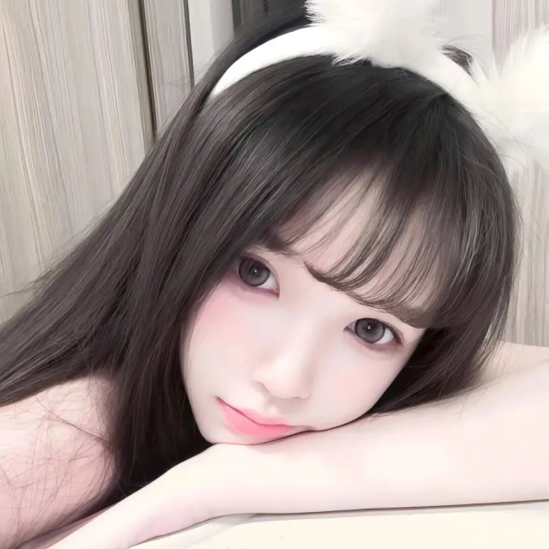 趴着纯欲女生头像