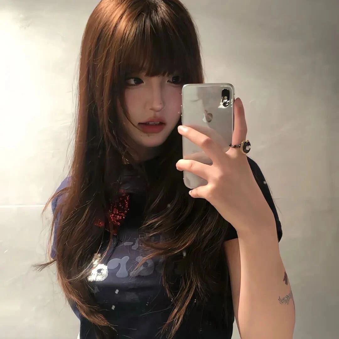 自拍手机很飒女生头像
