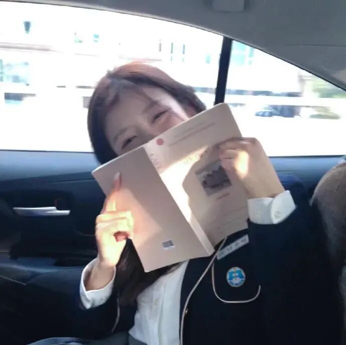 车内看书甜妹女生头像