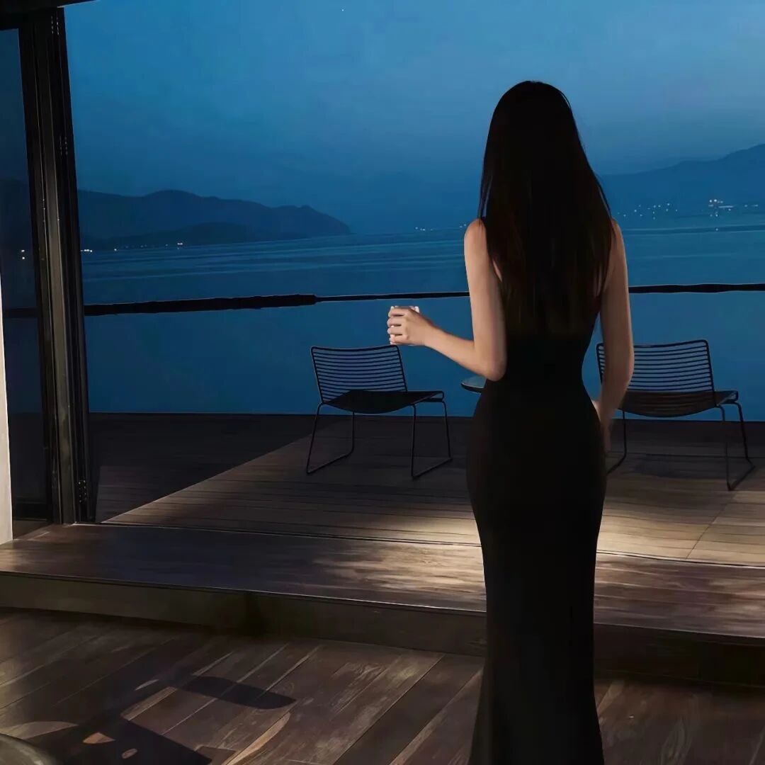 海边气质背影不露脸女生头像