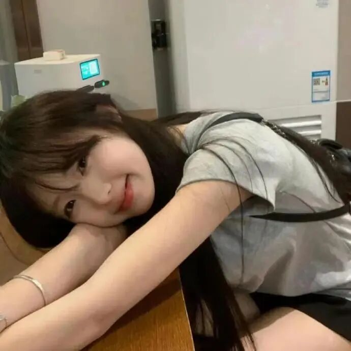 趴着少萝女生头像