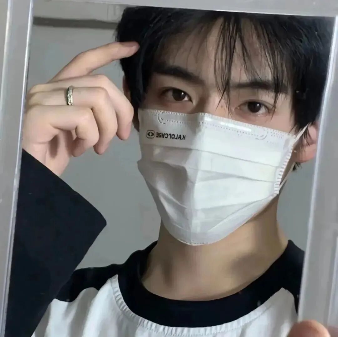 口罩不露脸个性男生头像