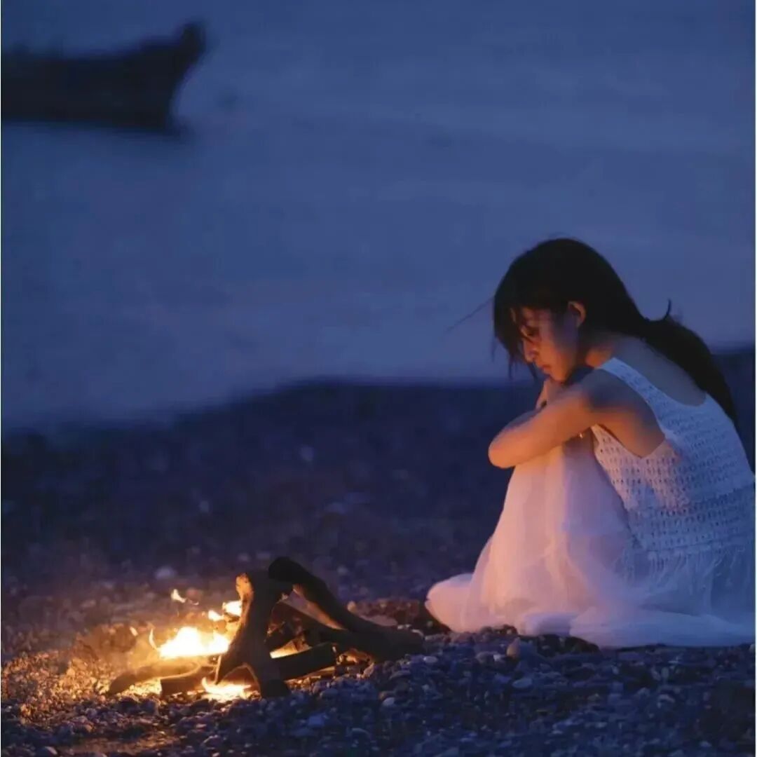 女生 女生头像 女头 氛围感头像 氛围感 海边 侧脸 侧脸头像