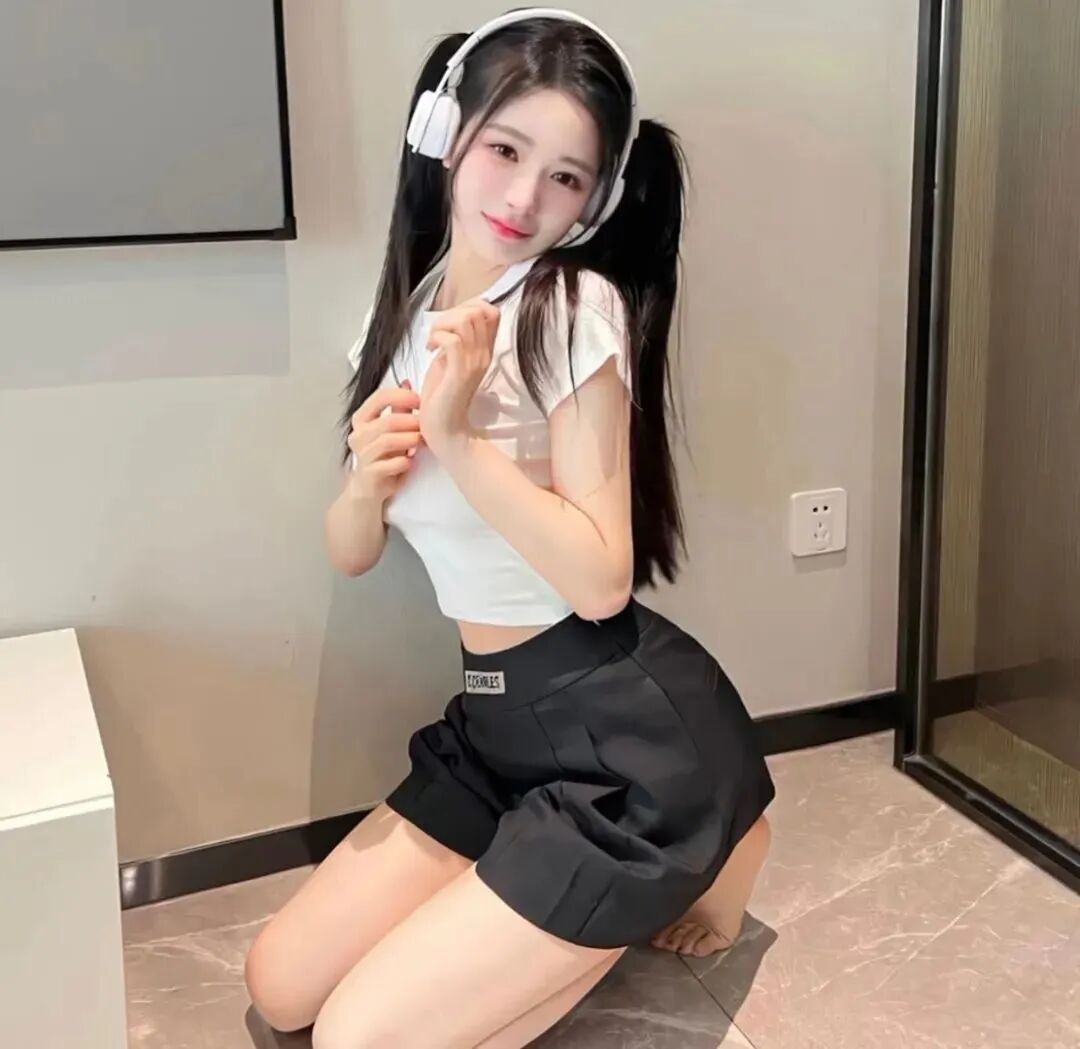 戴耳机甜妹女生头像
