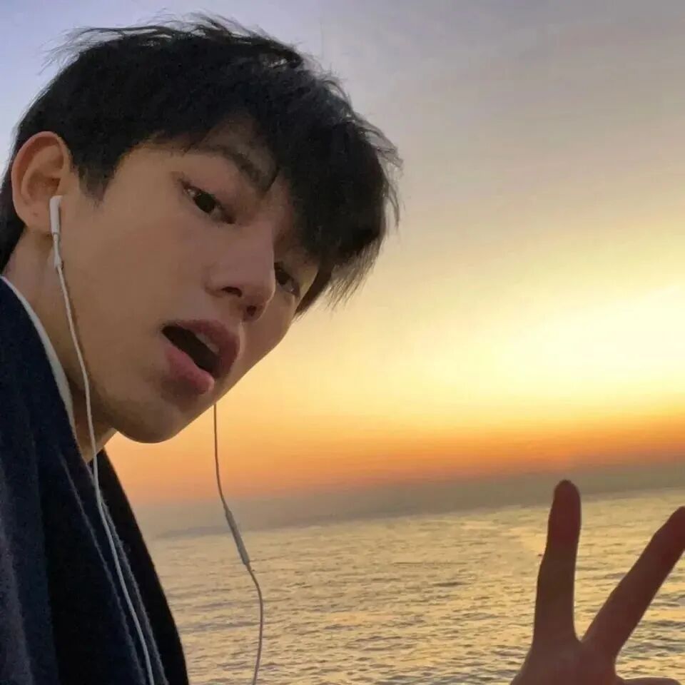 剪刀手海边帅气男生头像