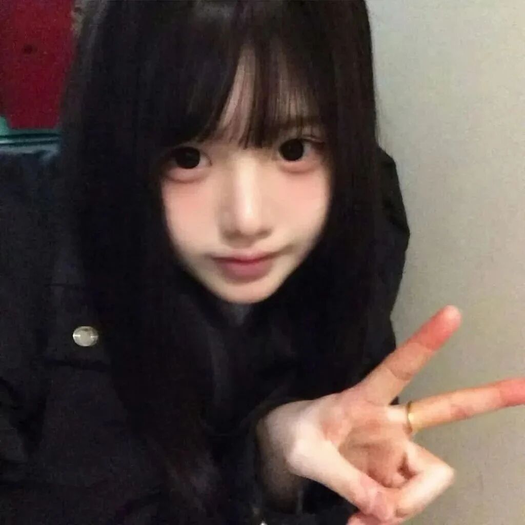 剪刀手少萝女生头像