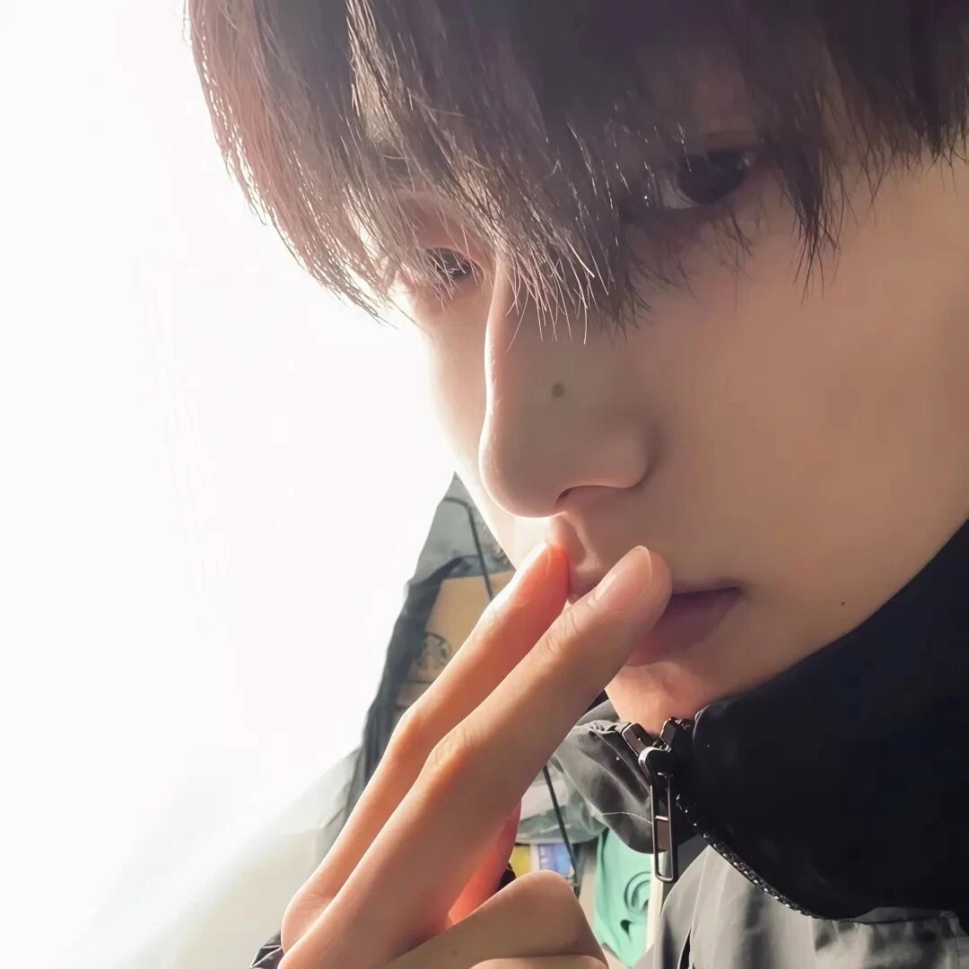 手势痞帅男生头像