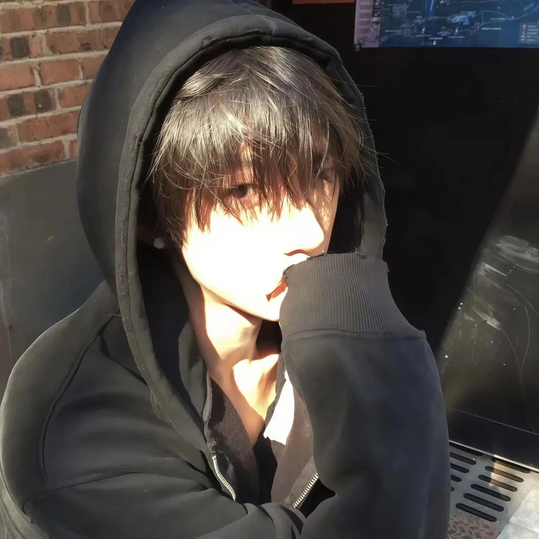 蹲着个性男生头像