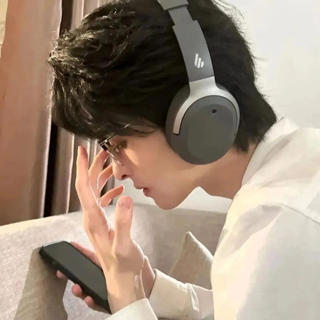 戴耳机帅气侧脸男生头像