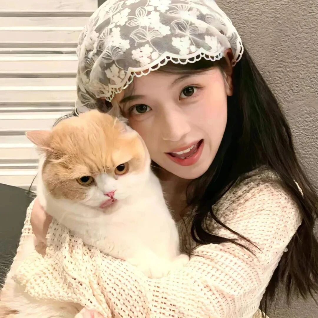 抱着猫咪甜妹女生头像