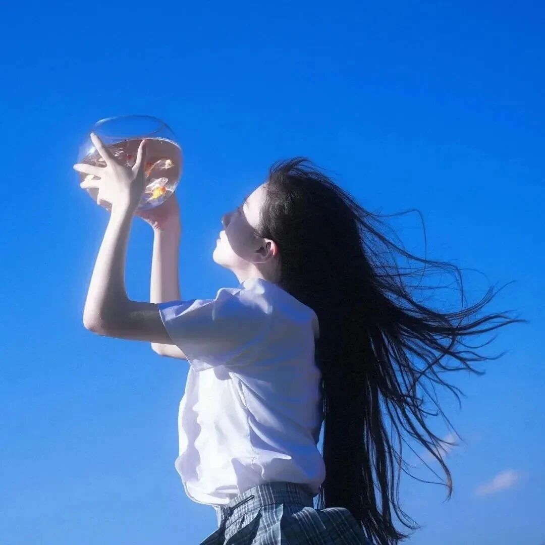 金鱼氛围感侧脸女生头像