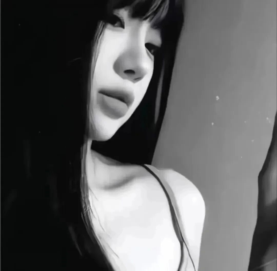 黑白质感侧脸女生头像