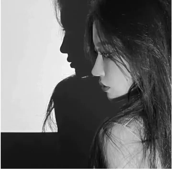黑白质感侧脸女生头像