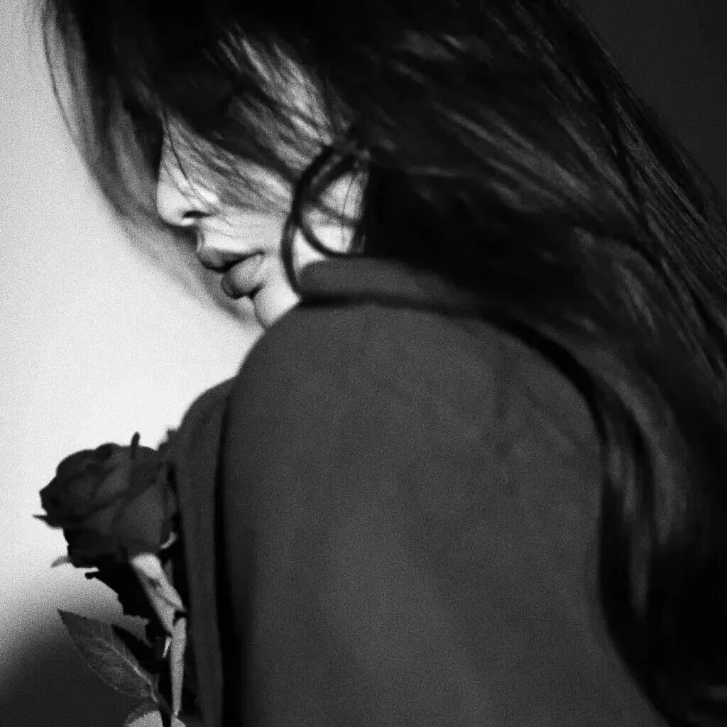 黑白质感鲜花侧脸女生头像