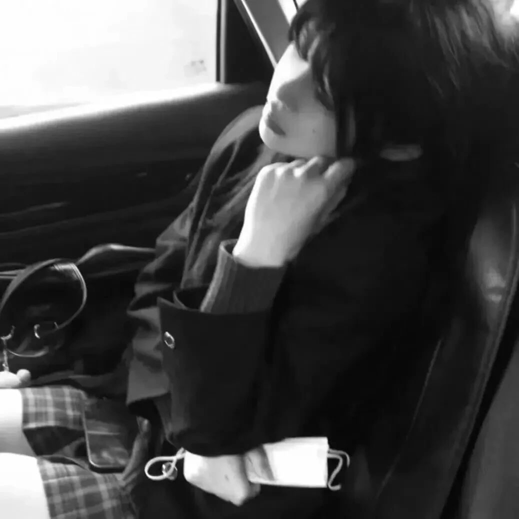 黑白质感女生头像