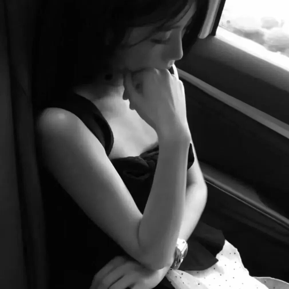 黑白质感女生头像