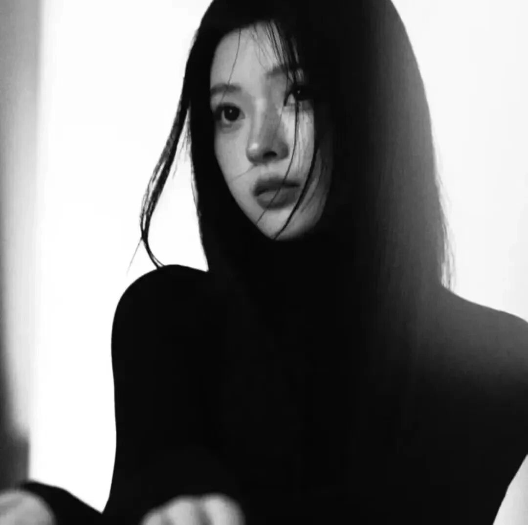 黑白质感女生头像