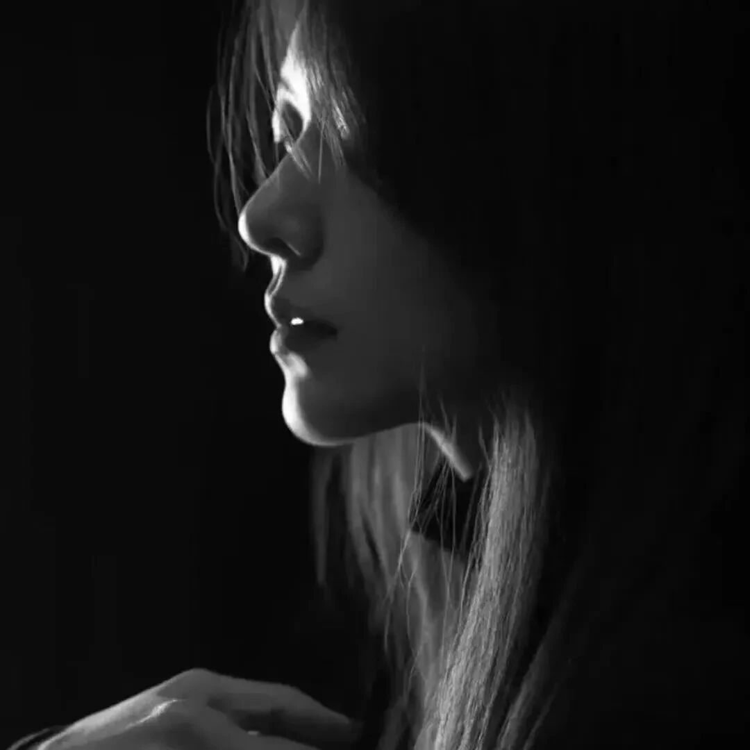 黑白质感侧脸女生头像