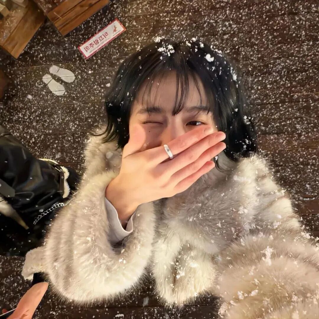捂嘴冬天女生头像