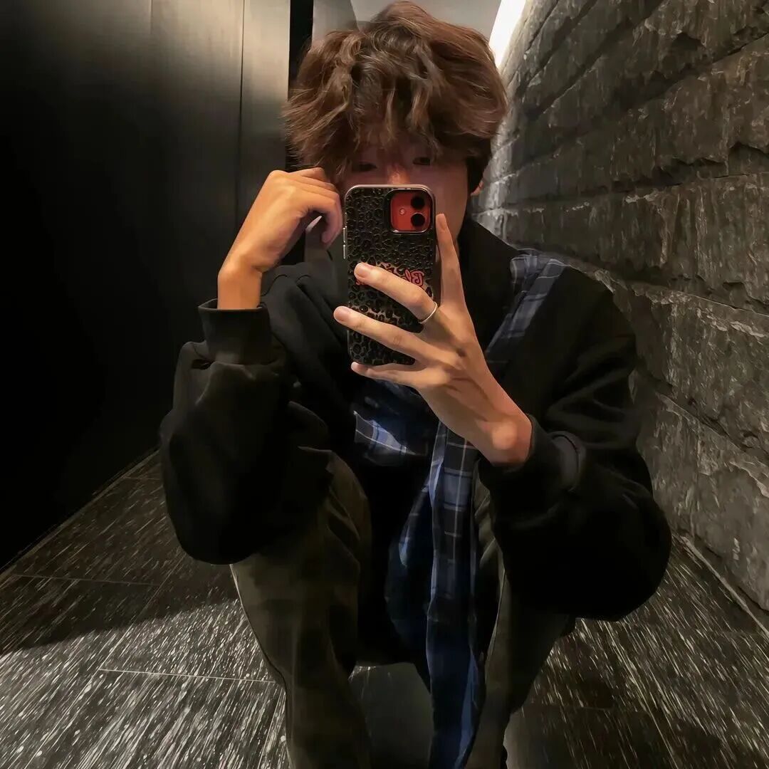 蹲着自拍手机小众男生头像