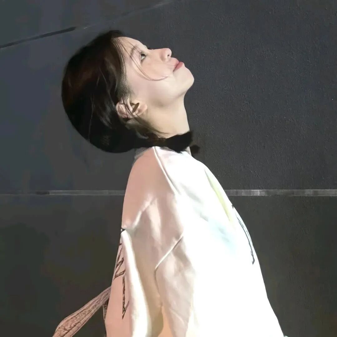 温柔侧脸女生头像
