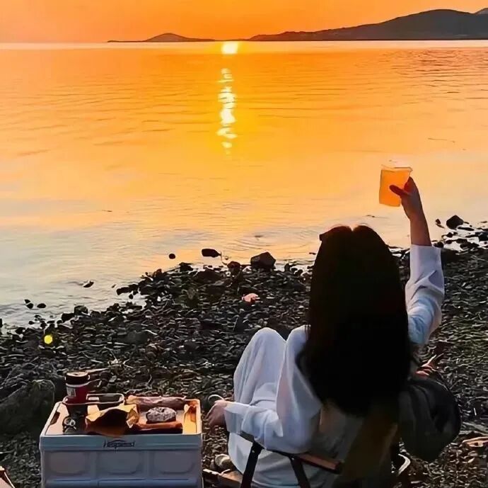 氛围感海边日落不露脸女生头像