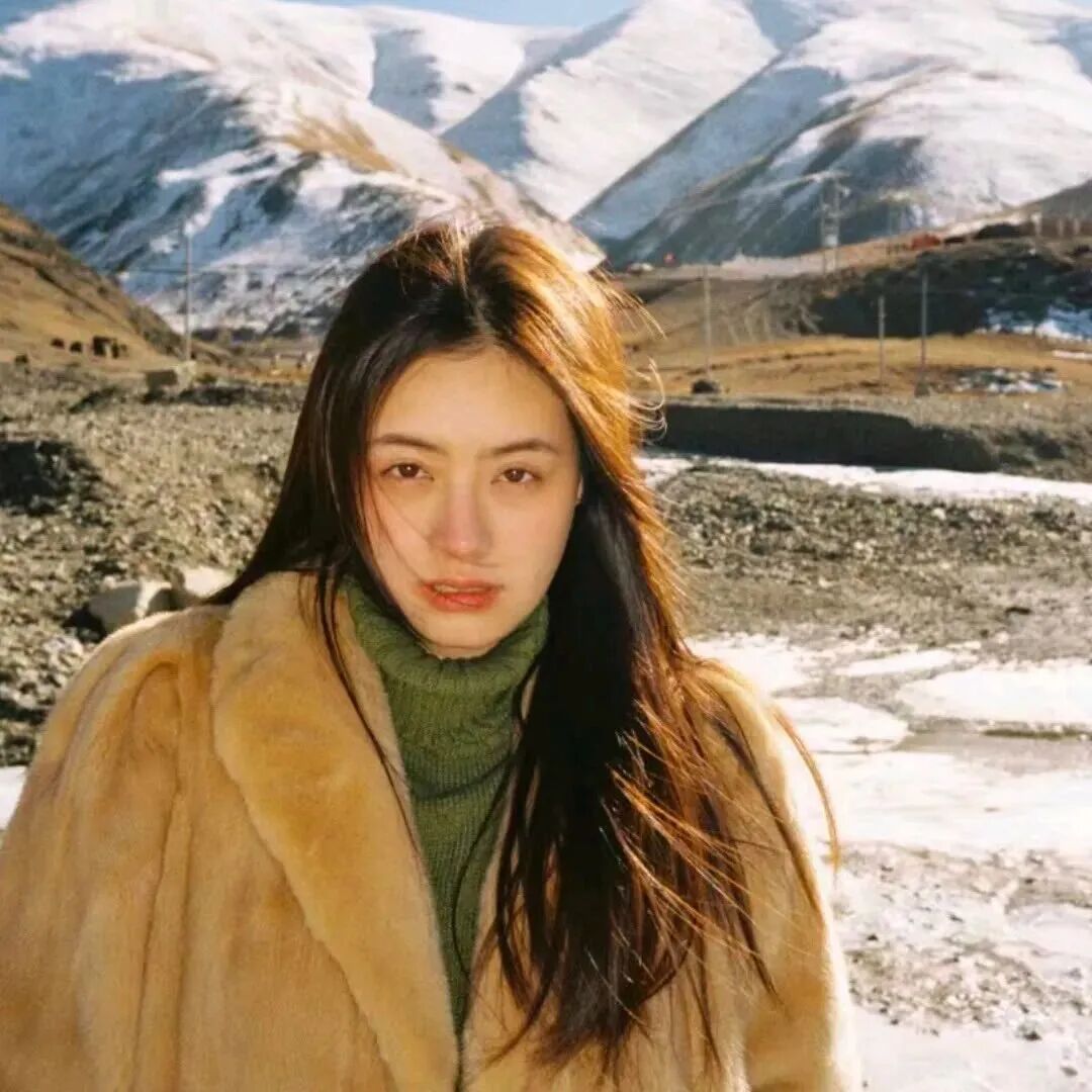 高山自由感女生头像