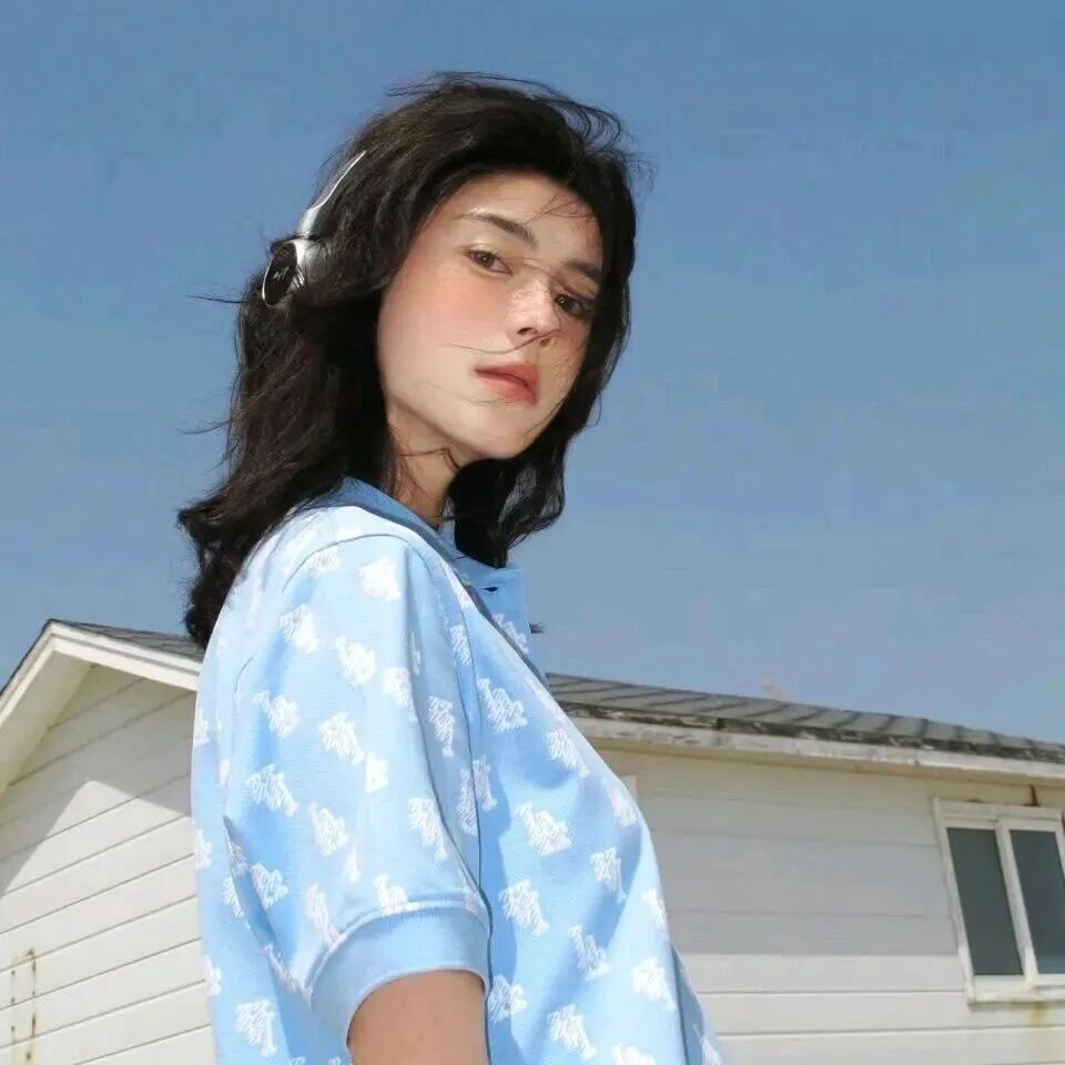 戴耳机气质女生头像