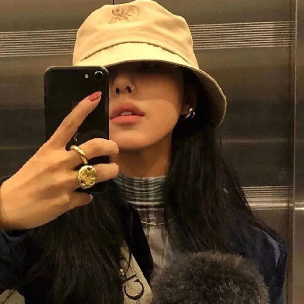 自拍手机很飒女生头像