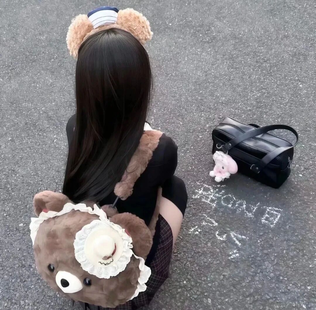 蹲着少萝背影不露脸女生头像