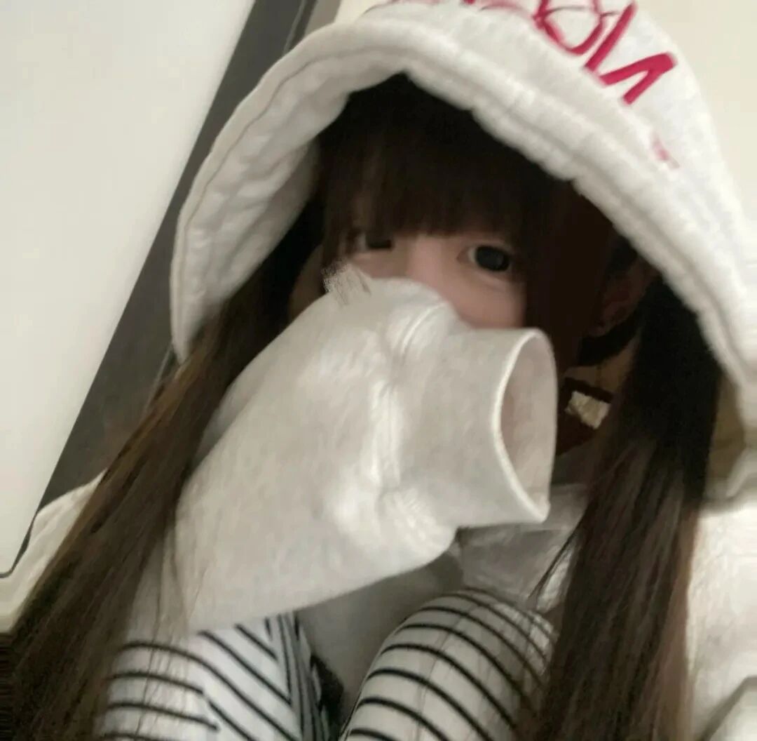 捂嘴少萝女生头像