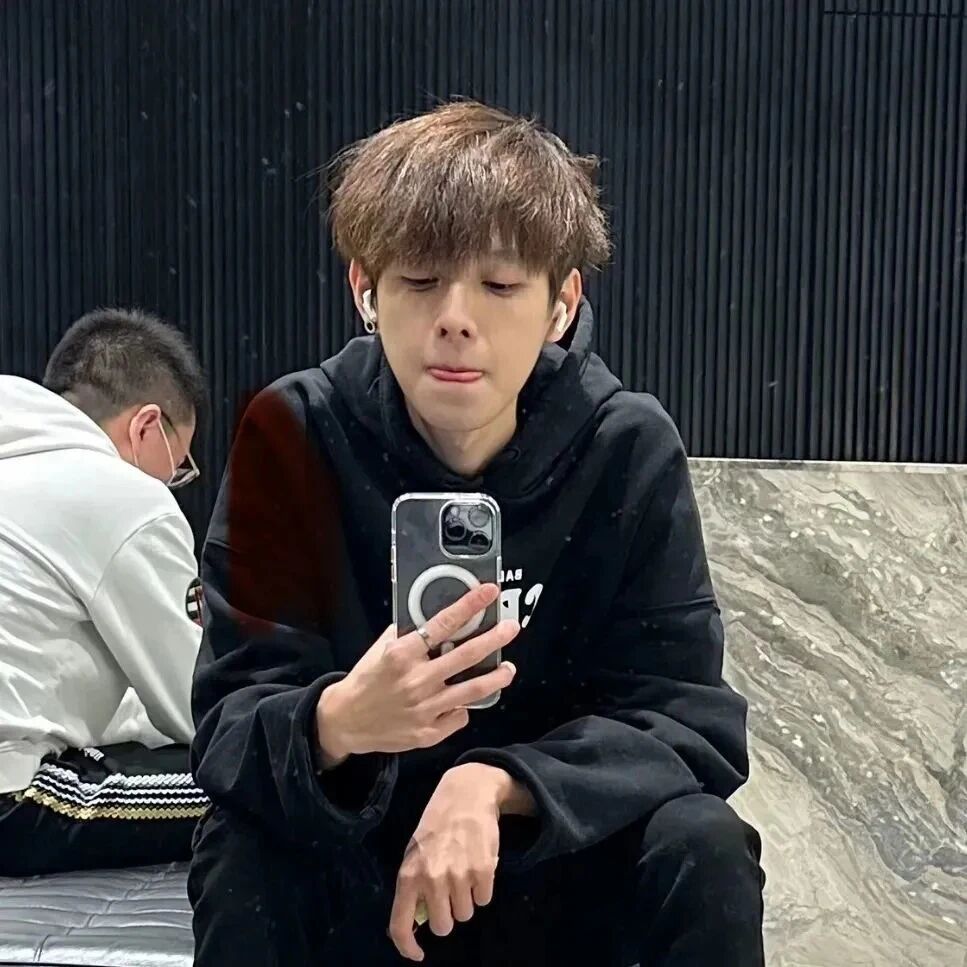 自拍手机小众男生头像