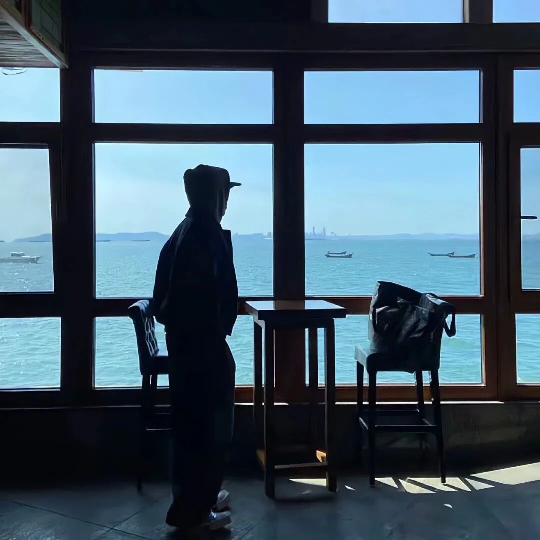 海边氛围感不露脸男生头像