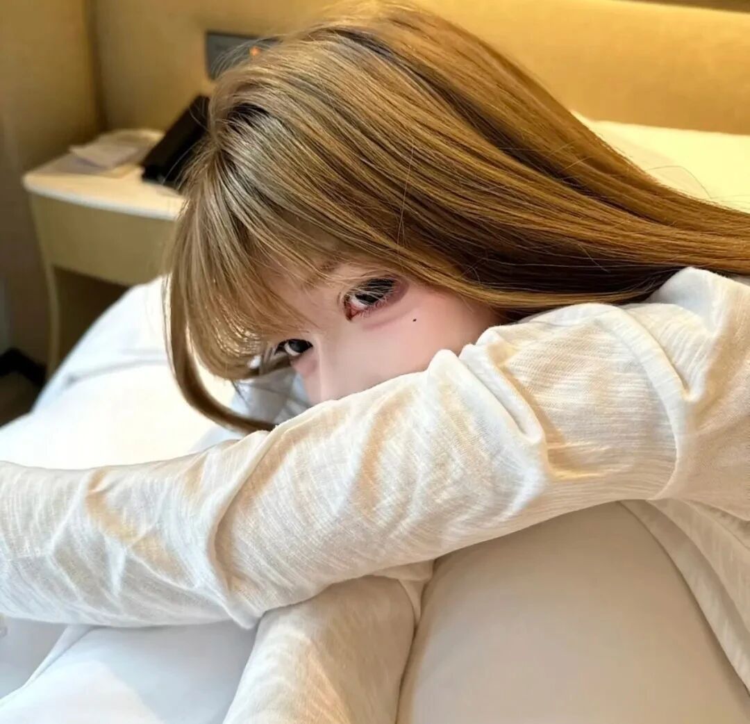 趴着小众女生头像