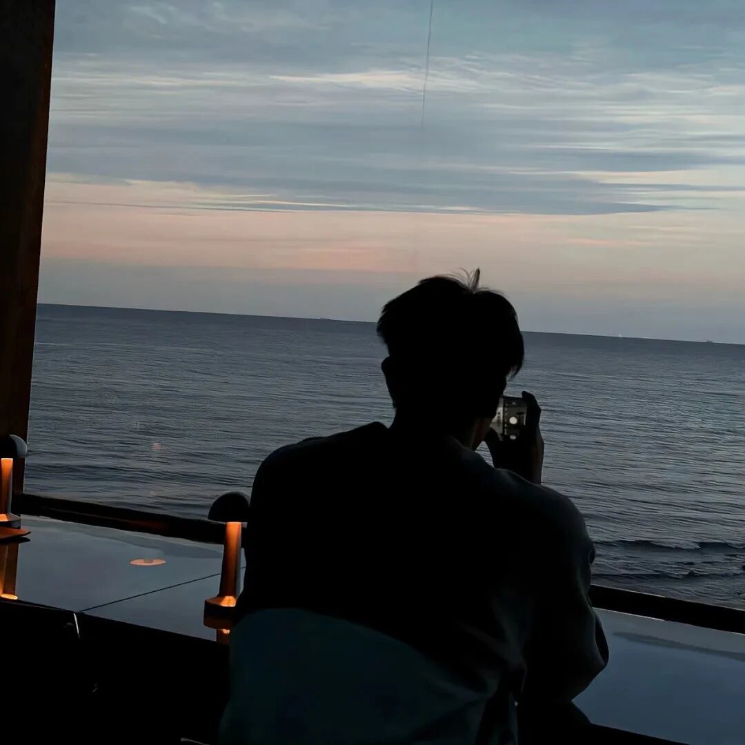 海边氛围感背影不露脸男生头像