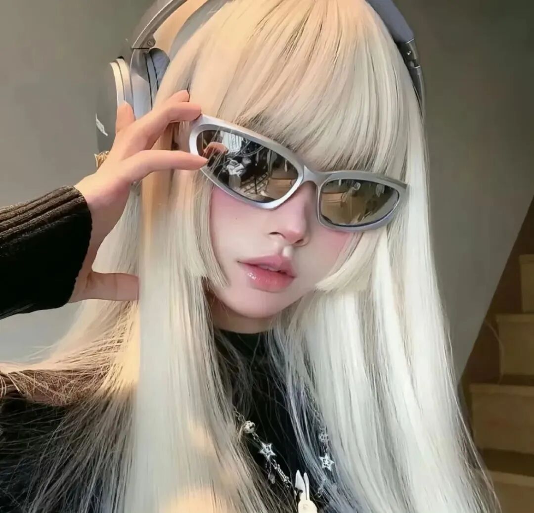 个性墨镜女生头像