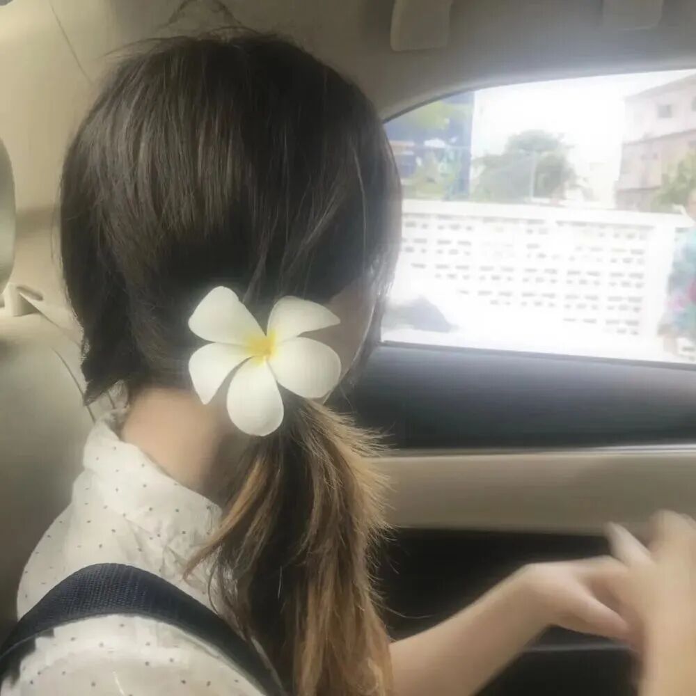 车内温柔不露脸女生头像