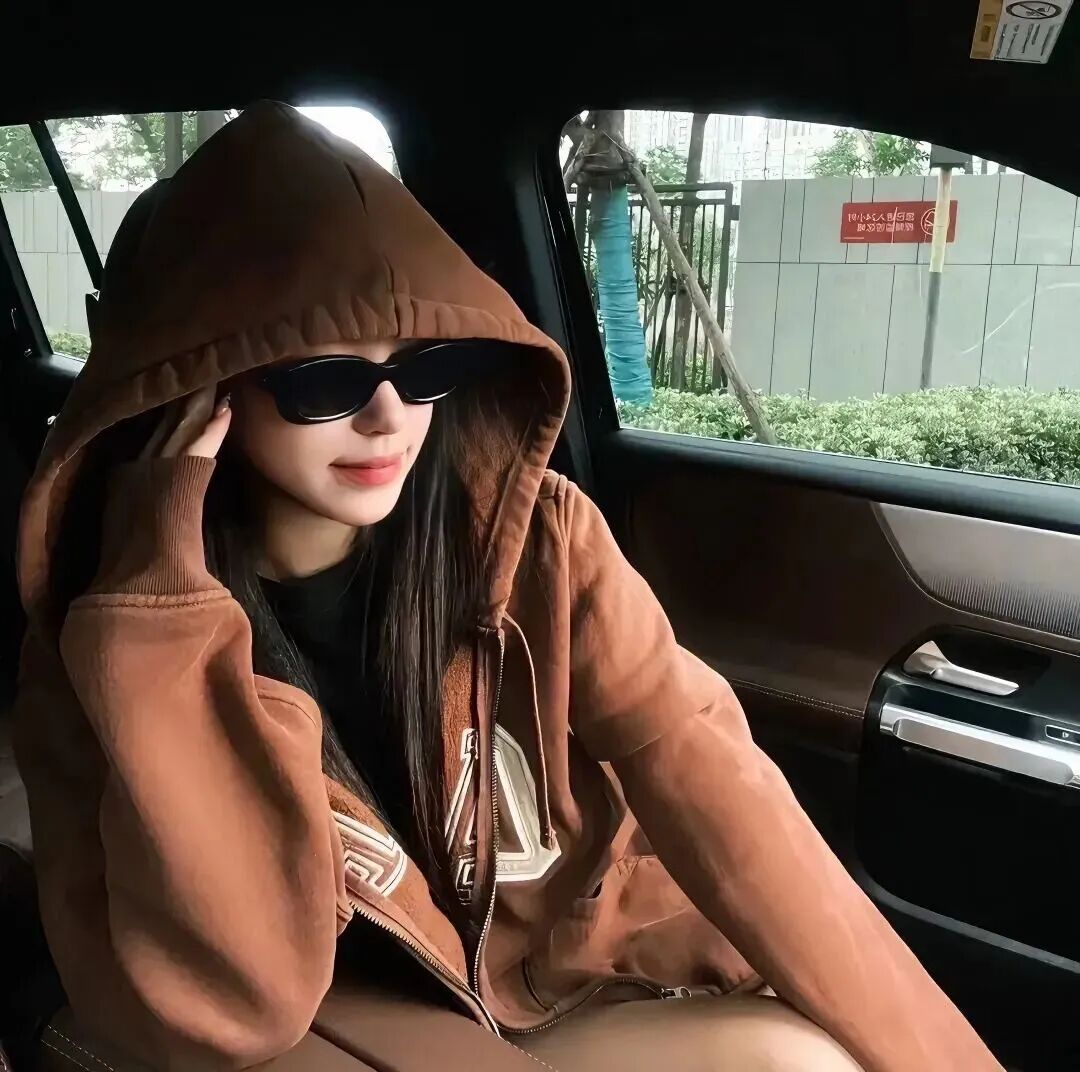 车内不露脸墨镜个性女生头像