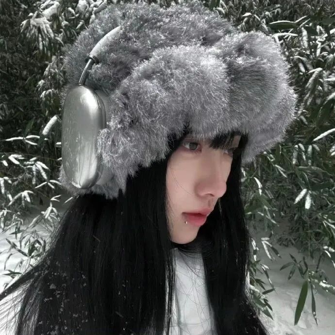 戴耳机冬天温柔女生头像