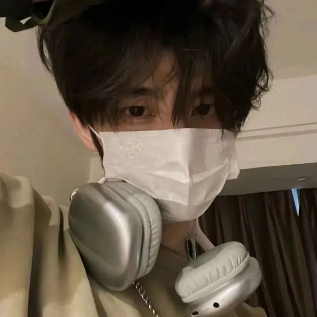 戴耳机个性男生头像