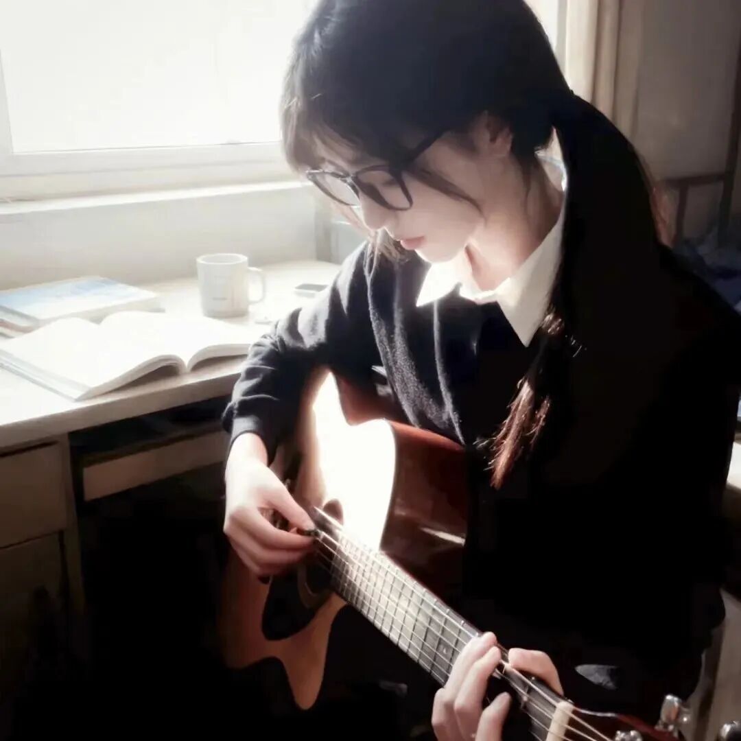 学院风吉他侧脸女生头像