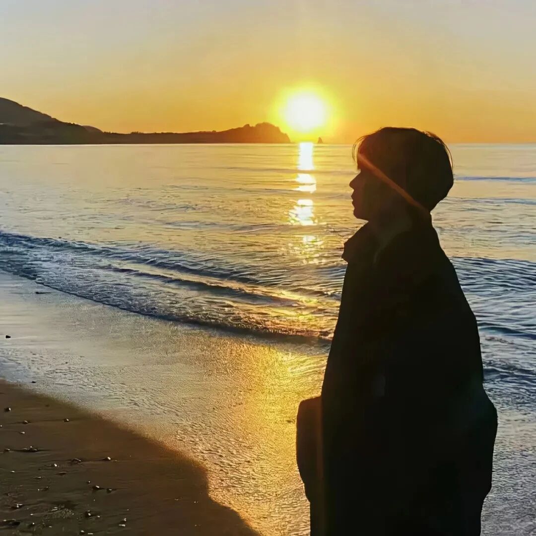 海边日落氛围感侧脸男生头像