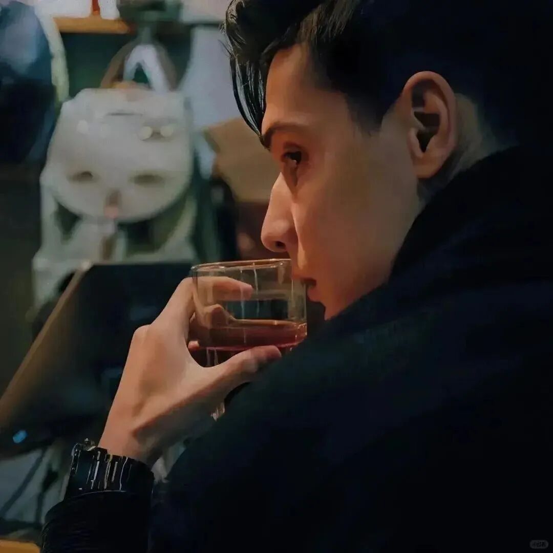 成熟欧美侧脸男生头像