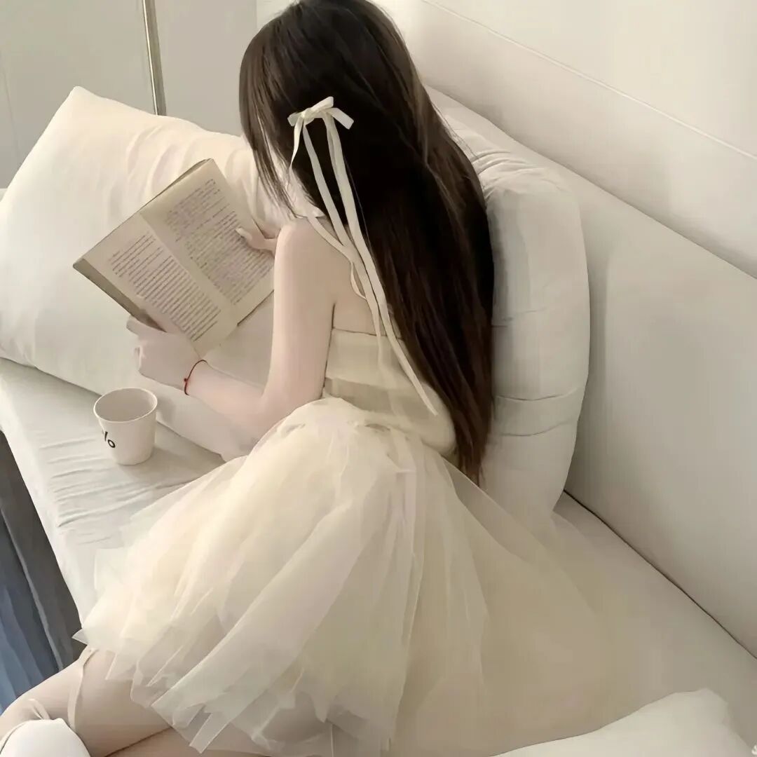 看书温柔背影不露脸女生头像