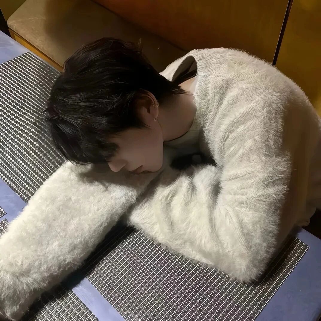 趴着痞帅侧脸男生头像