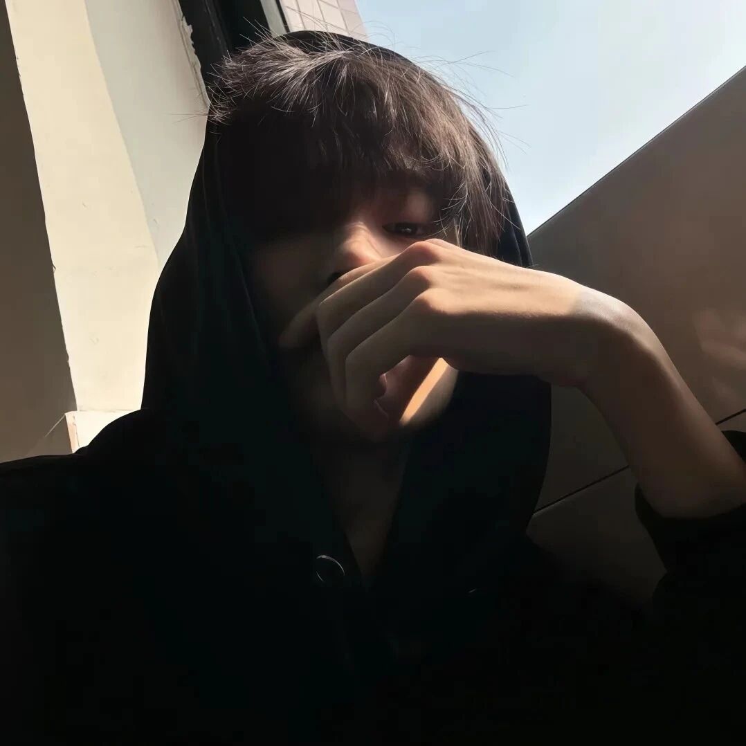 捂嘴痞帅男生头像