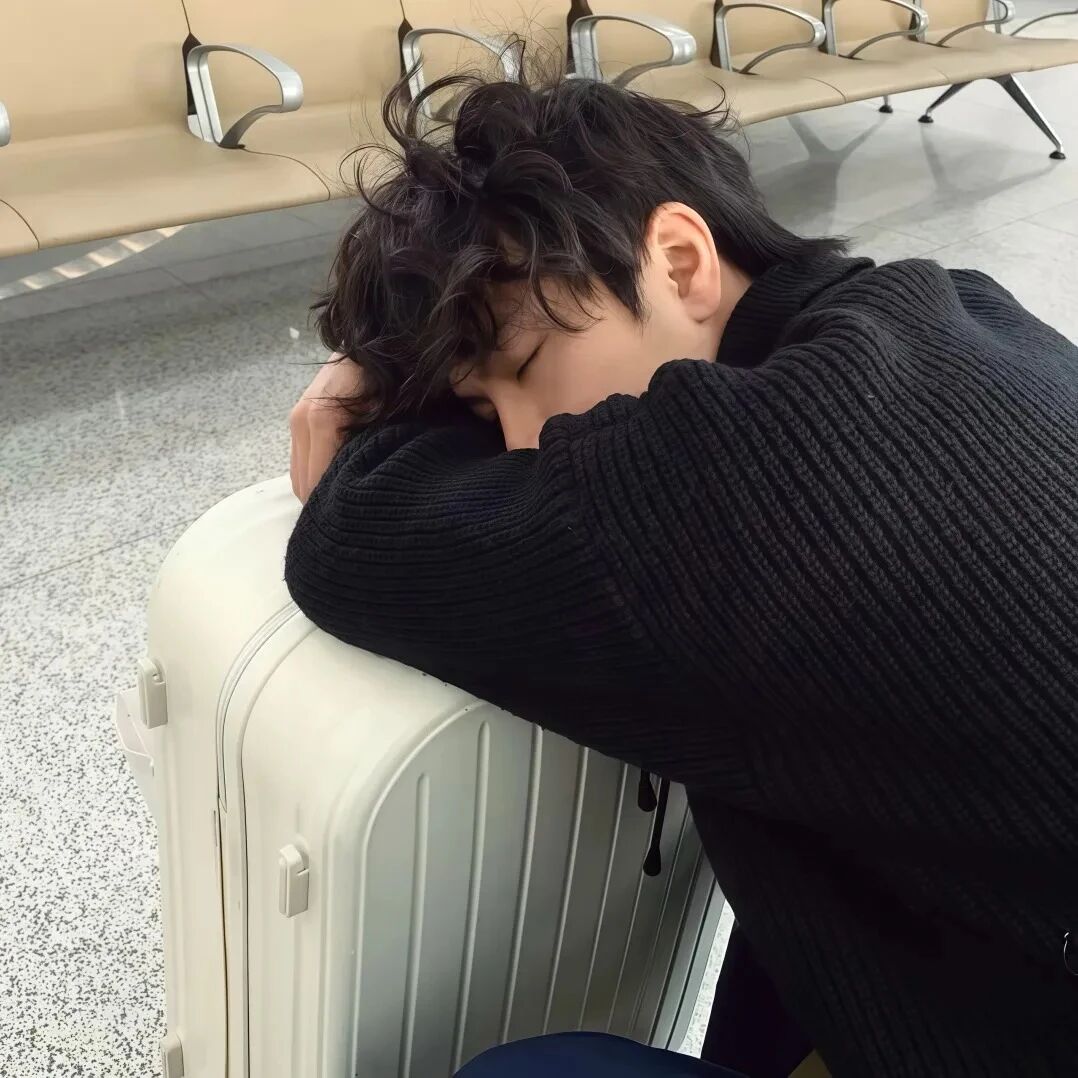 行李箱小众侧脸男生头像