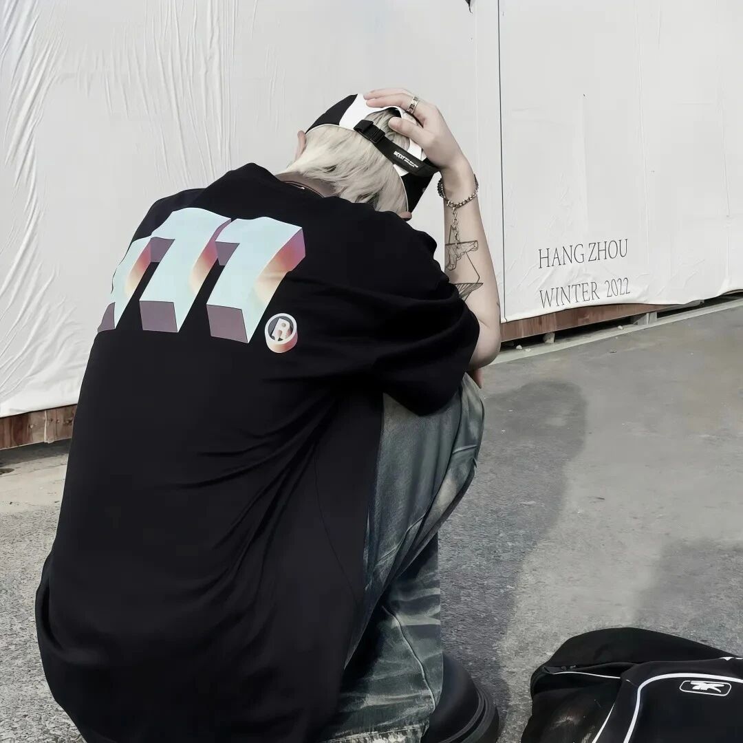 个性背影不露脸男生头像